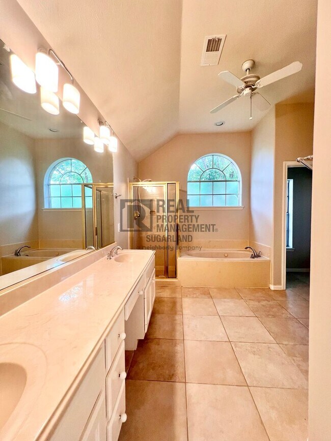 Building Photo - Gorgeous One Story Home in Sugar Land, TX