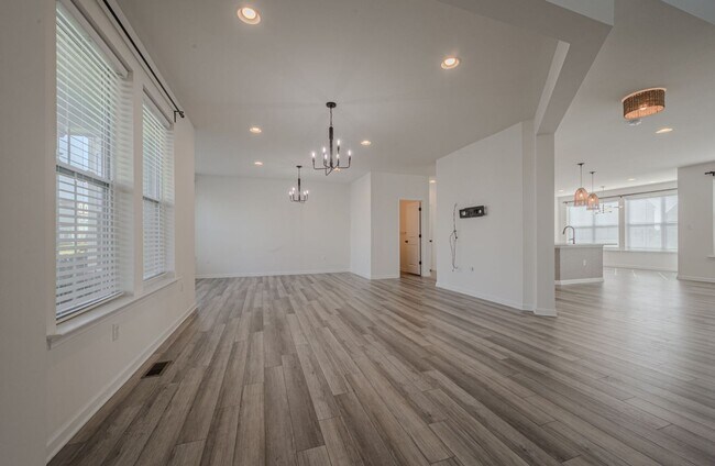 Building Photo - Large Family Home in Middletown, New and Upcoming area