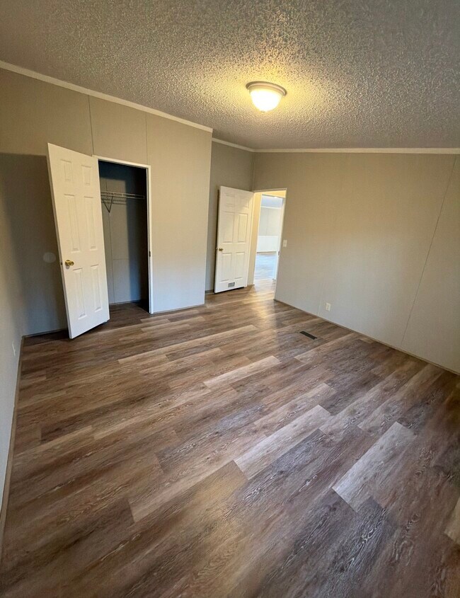 Building Photo - 103 Oak Ct