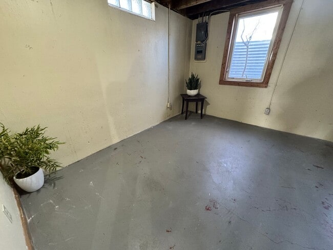 Building Photo - 2 bed, 1 bath home for rent in Readlyn, available immediately