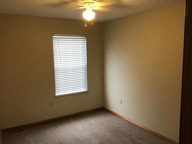 Building Photo - 1687 Deer Run Dr