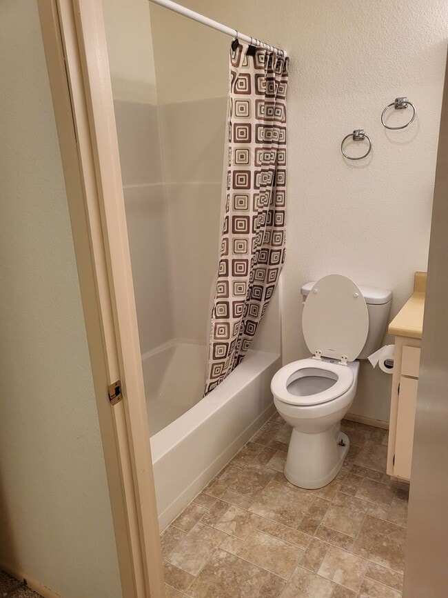 Building Photo - 2 bedroom 2 bath House for Rent in Cave Junction