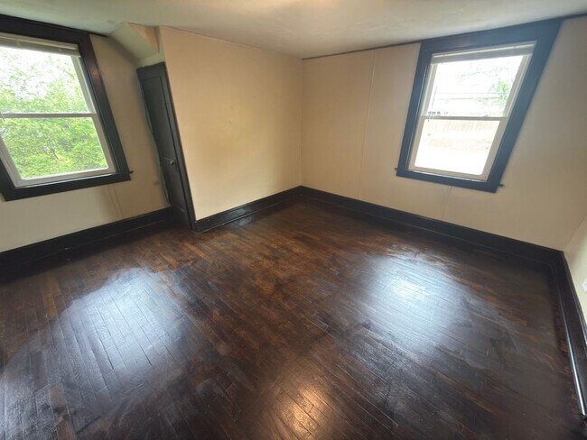 Building Photo - Pulaski, 4BR / 2 BA, available now