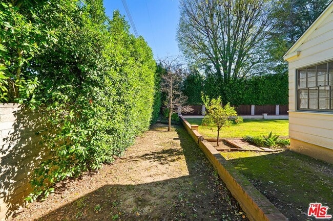 Building Photo - 17117 Weddington St