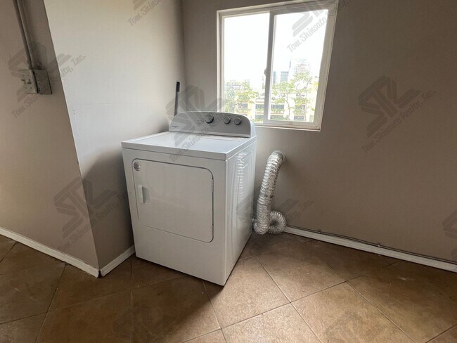 Building Photo - 1095