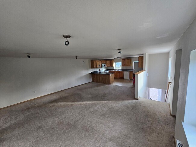 Building Photo - 1050 Deere St