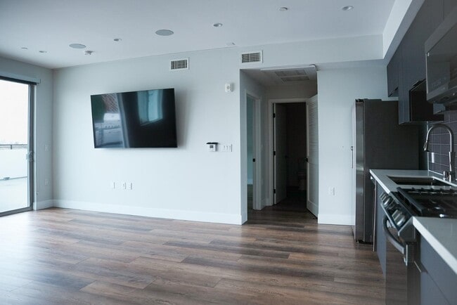 Building Photo - 8940 Reseda Blvd