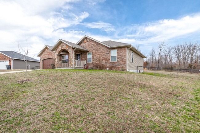 Building Photo - Gorgeous 3 Bedroom Home in Woodridge Estates!