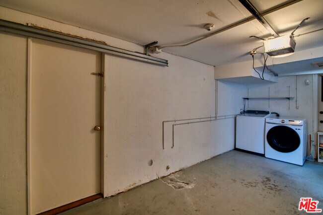 Building Photo - 127 Abalone Ave