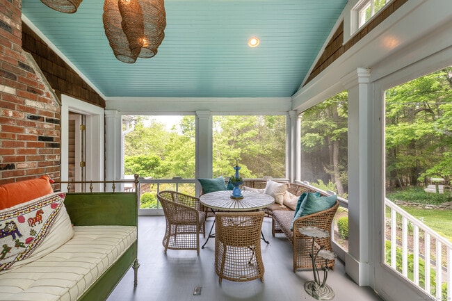 Building Photo - 1 W Woods Rd