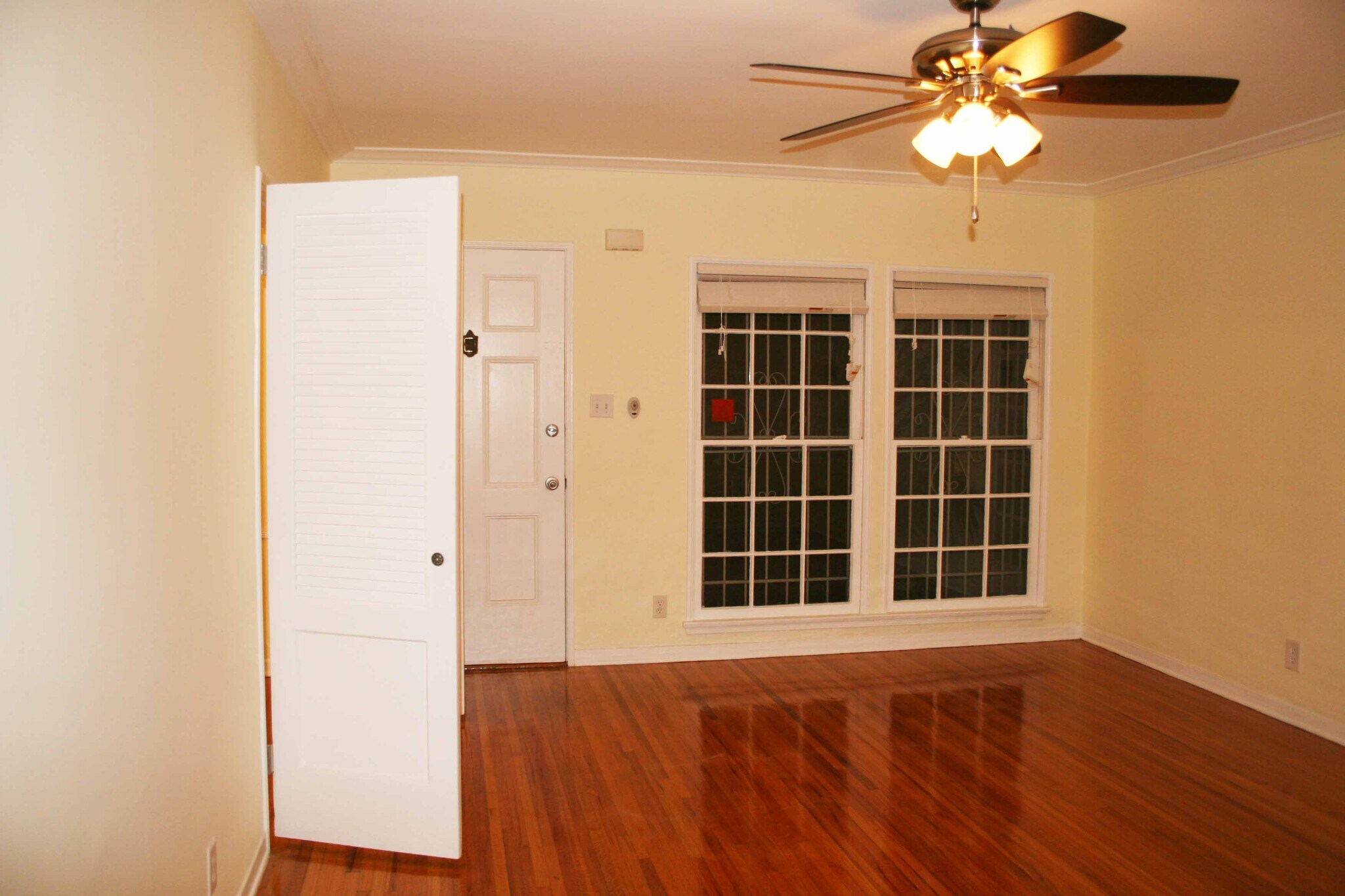 Building Photo - 831 Alandele Ave