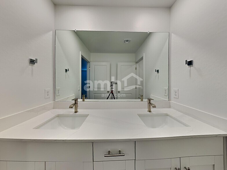 Building Photo - 17110 W Lawrence Ln