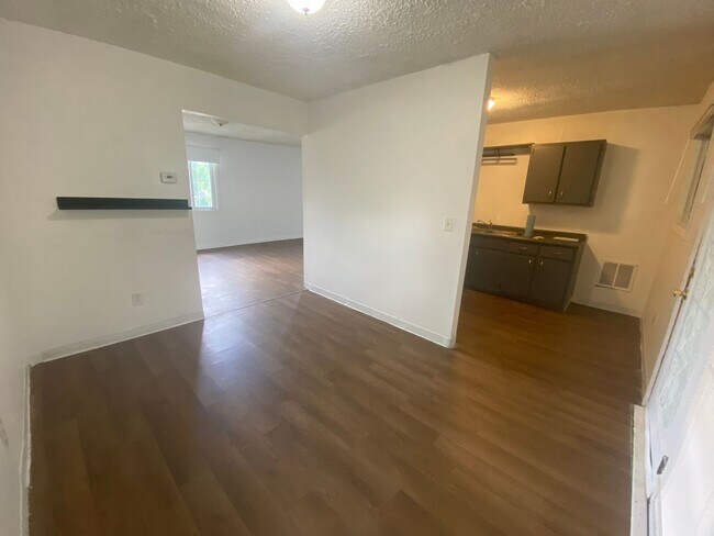 Building Photo - 2 Bedroom Apartment Near Downtown Bloomington, IN
