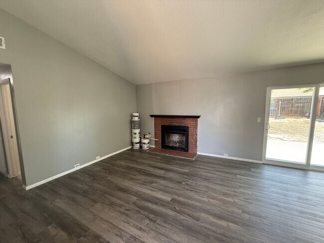 Building Photo - 4 bedroom 2 bath!