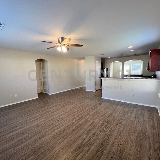 Building Photo - Beautifully Maintained 3/2/2 in NORTHWEST ...
