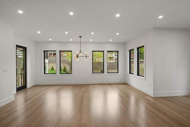 Building Photo - 116 Thorndike St
