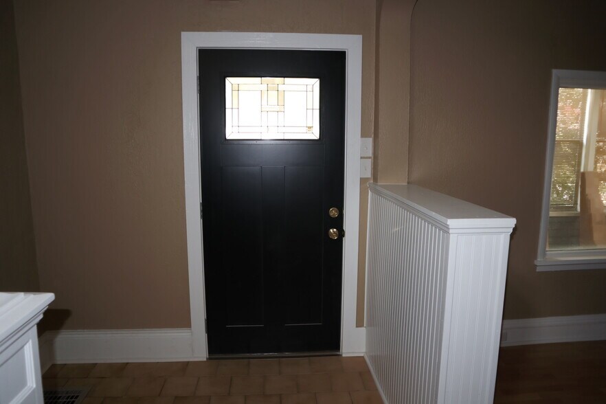 Building Photo - 606 2nd St