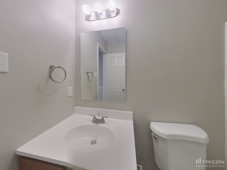 Building Photo - 9141 Bainbridge Dr