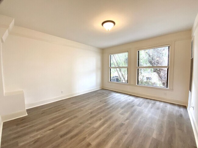 Building Photo - UPDATED 1BR! DISHWASHER! HARDWOOD! Laundry On-Site