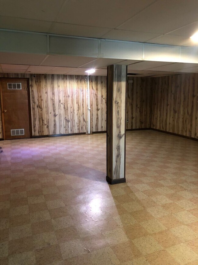 Building Photo - Large 4 bedroom 2 bath home right off of West Center
