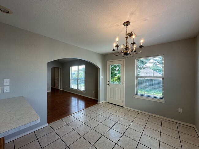 Building Photo - Beautiful 3 Bed 2 Bath Home w/ 2-Car Garage