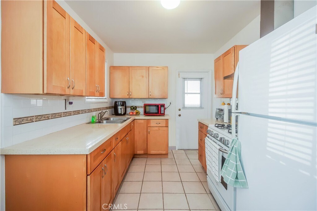 Building Photo - 15011 Hartland St