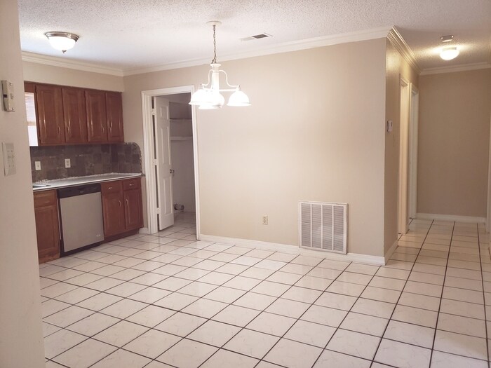 Building Photo - 2217 Rockwood Dr
