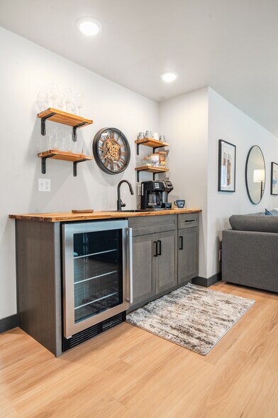 Building Photo - 1418 S Ridge Rd