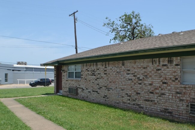 Building Photo - Half Duplex 2 Bedrooms 1 Bath For Lease in...
