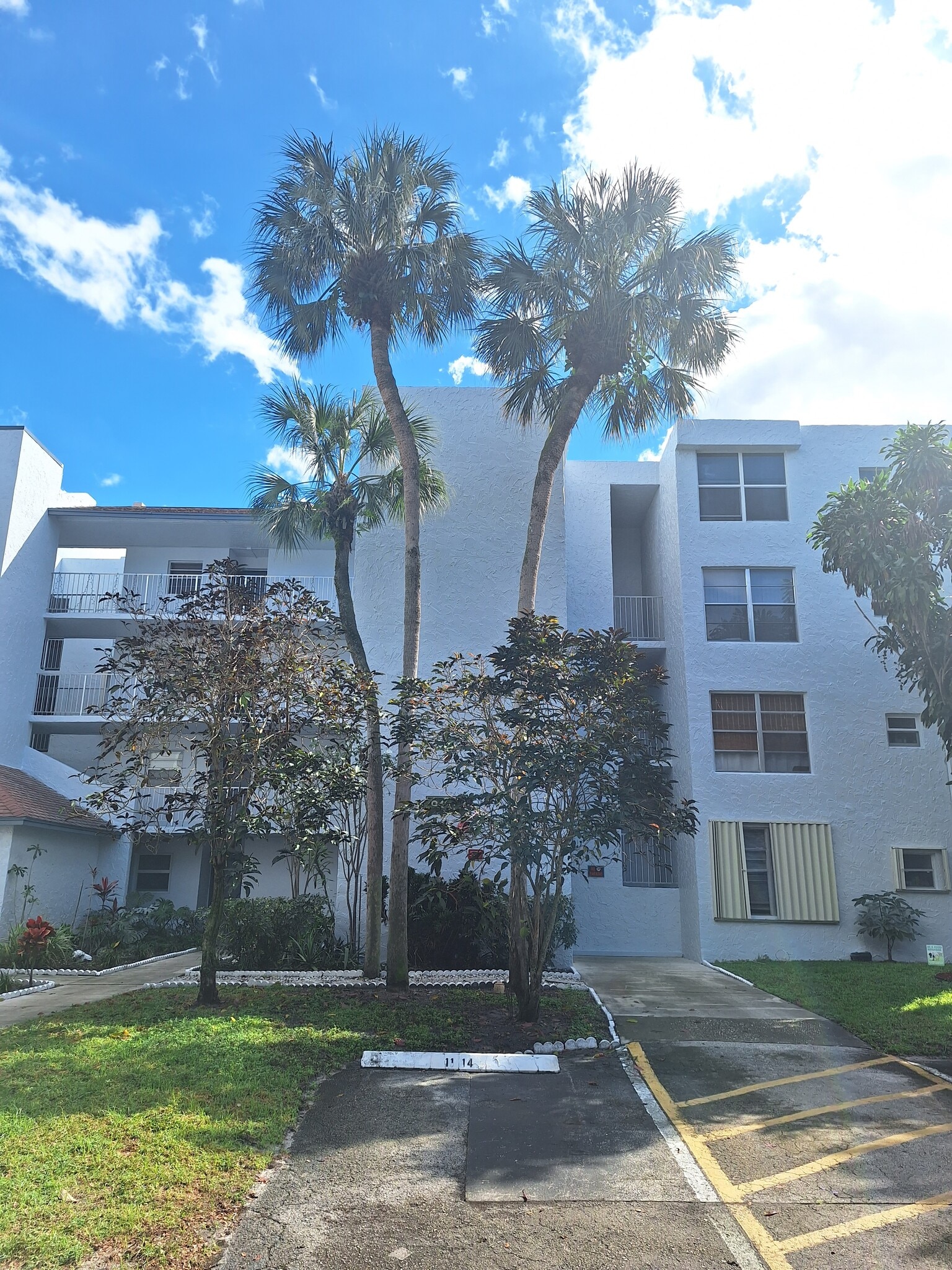 Building Photo - 9441 Live Oak Pl