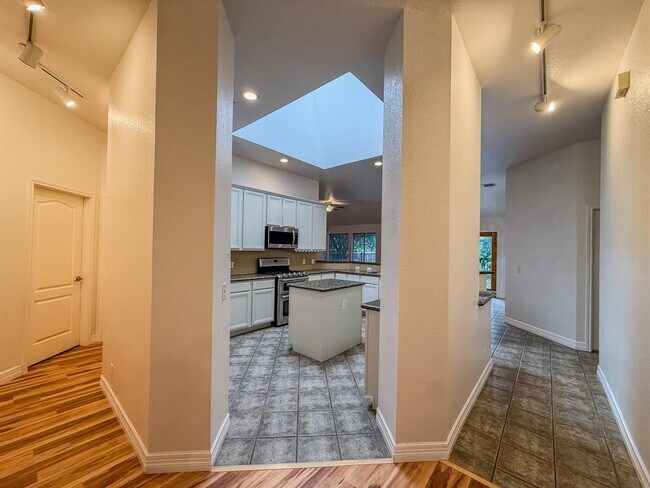 Building Photo - 16908 Cactus Blossom Dr