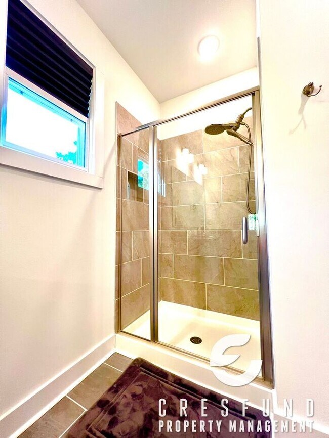 Building Photo - Close to Fort Bragg/Master BR Downstairs S...