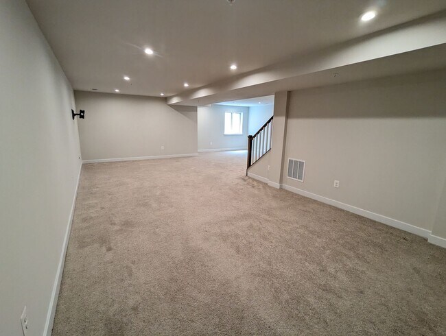 Building Photo - Stunning villa in the Harrison Terrace com...
