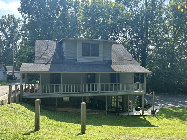 Apartment 1 w/porch - 1046 Dudley Ave