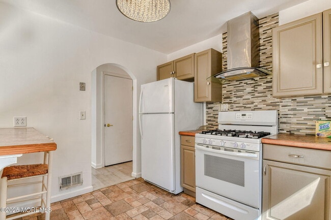 Building Photo - 204 Mill Creek Dr