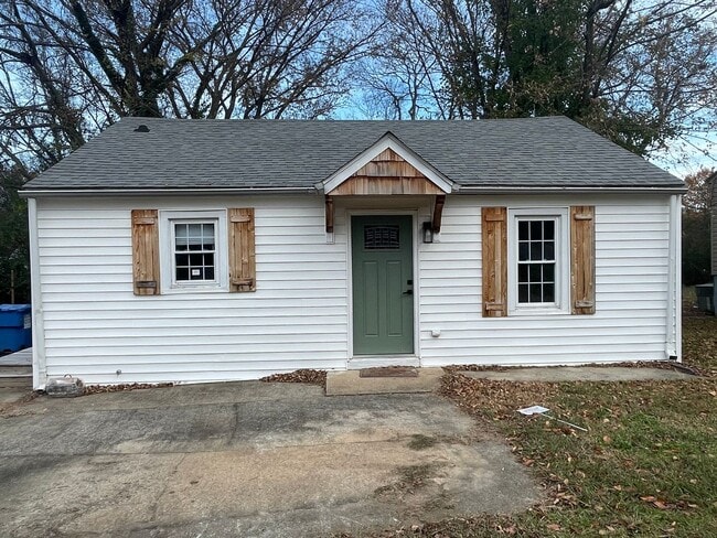 Building Photo - 2 Bedroom Pet Friendly Home For Rent Near Madison Street!