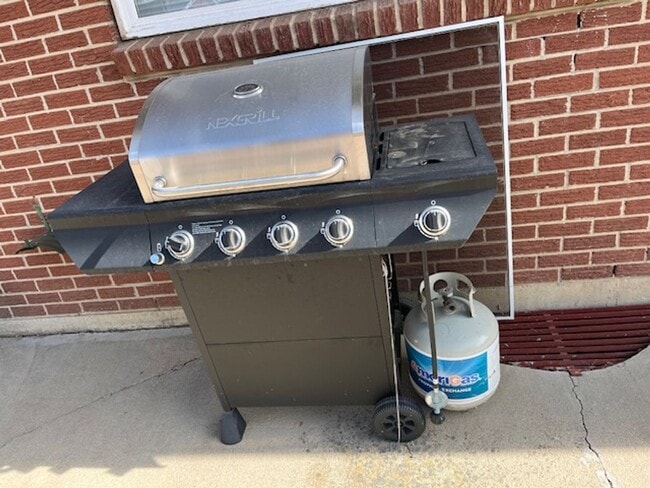 Building Photo - Lovely 5-bedroom, 2-1/2 bath home.  Centrally-located in Longmont with convenient access to shopp...