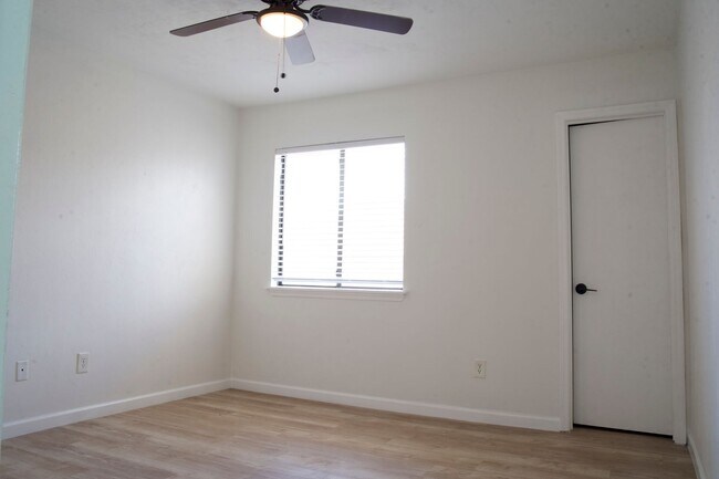 Building Photo - 2 Bedroom 2 1/2 bath in the Lakes Townhome Community! Complete Remodel!