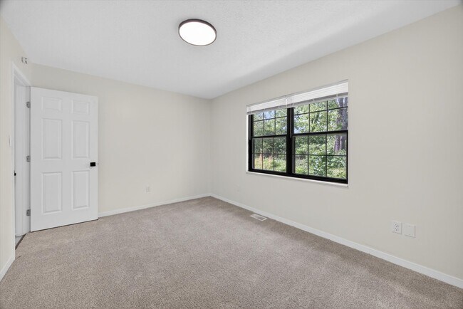 Building Photo - 599 E Graham Pl