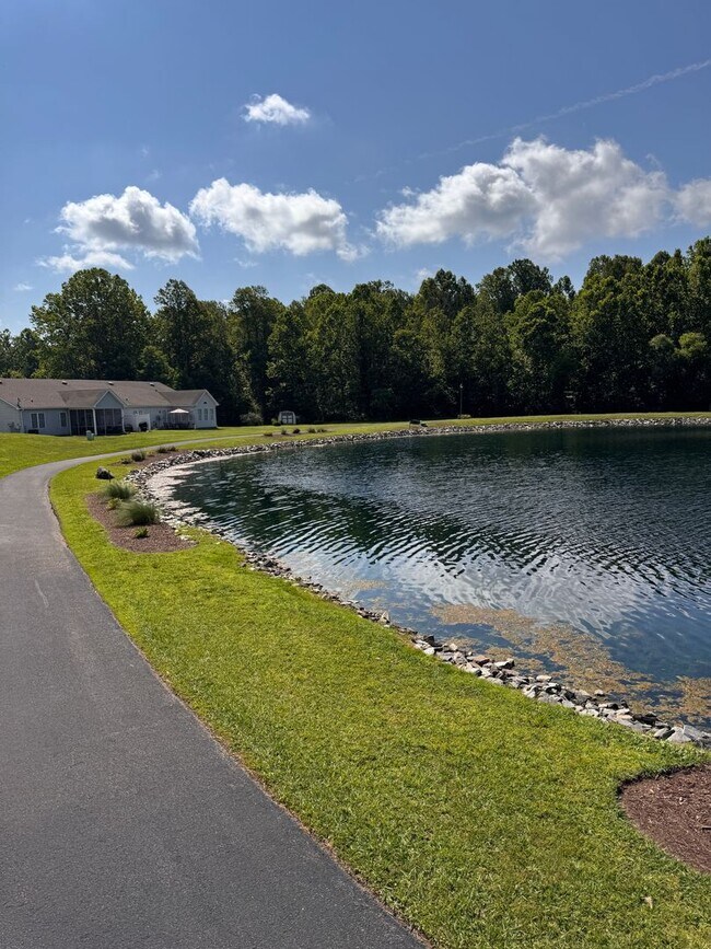 Building Photo - 10 Shoreline Dr