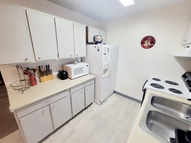 Building Photo - 301 E 46th Ave
