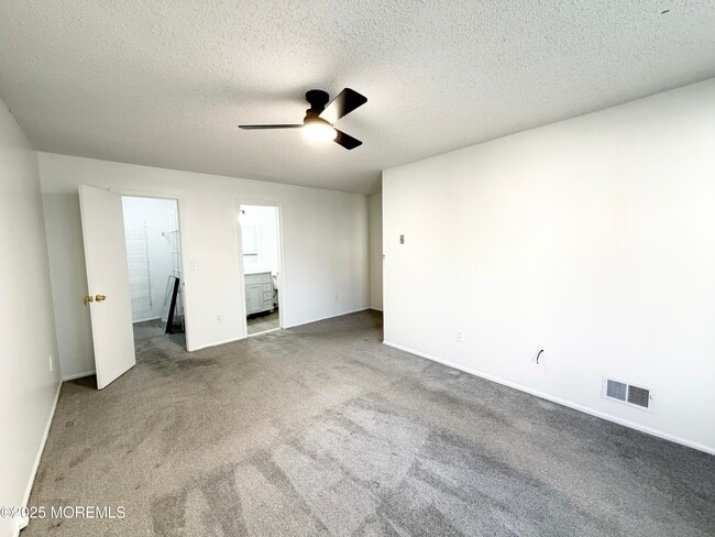 Building Photo - 33 Tulip Ln