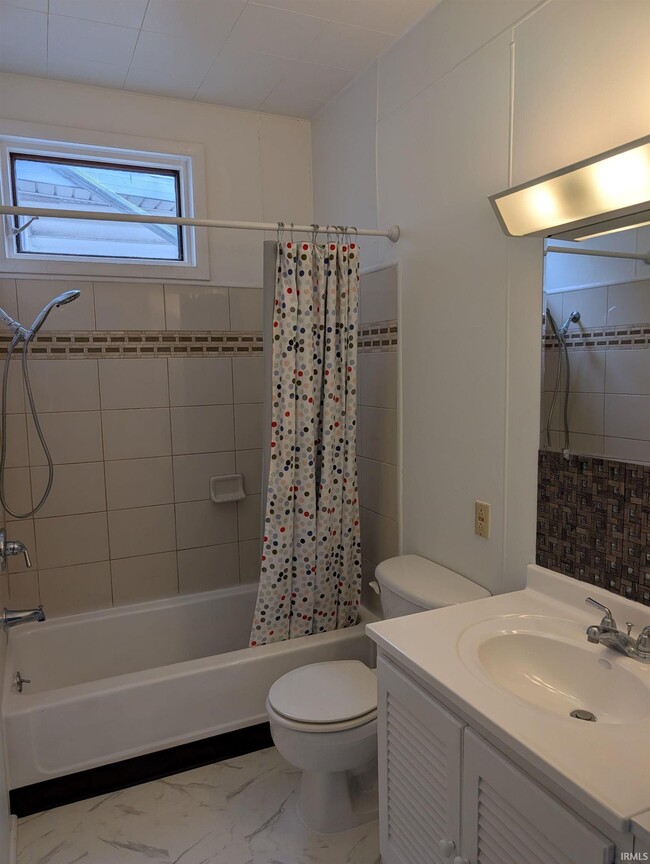 Building Photo - 925 Cedar St