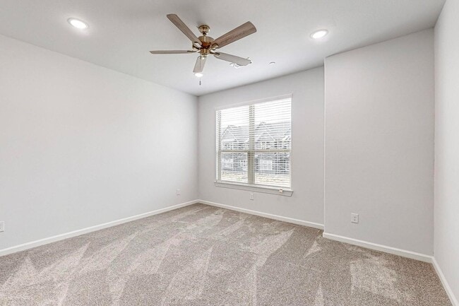 Building Photo - 4 bed 3 Bath Luxurious Townhome in Frisco!