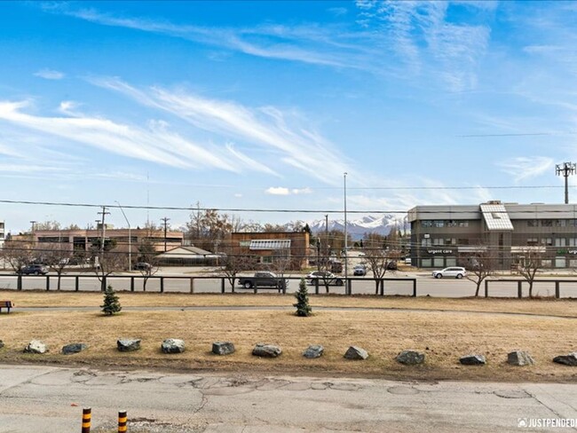 Building Photo - Spacious & Updated 3 Bedroom Duplex Near M...