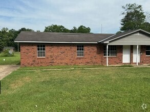 Building Photo - Nice 3 Bed 1 Bath Available in June!