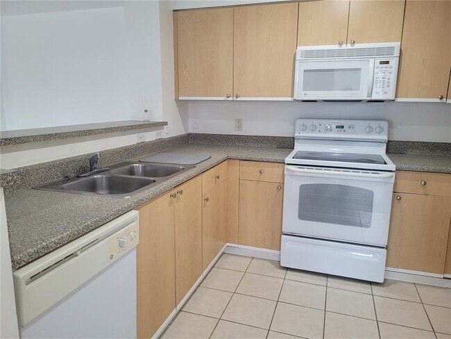 Building Photo - 7910 N Nob Hill Rd