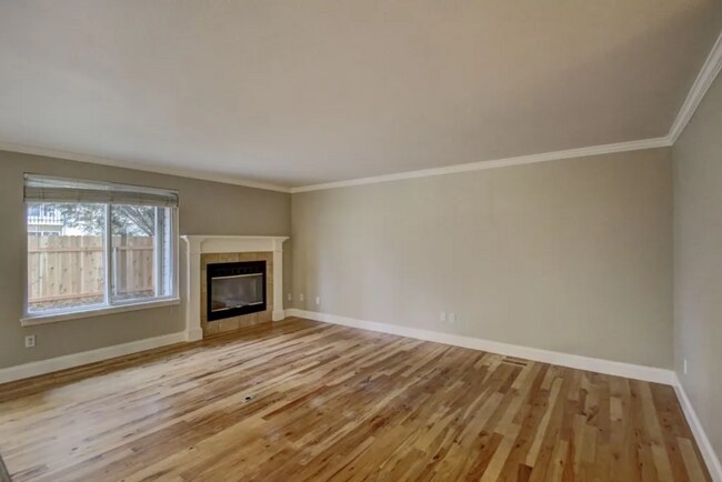 Building Photo - Spacious 3 bed Townhome with Fenced Yard, ...