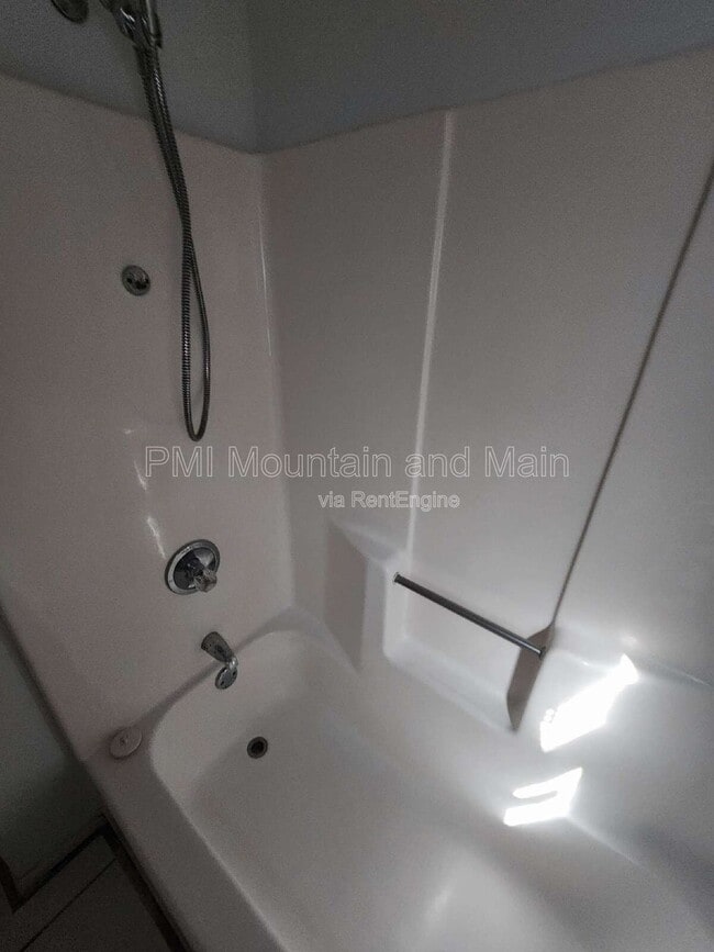 Building Photo - 2 Woodlands Dr