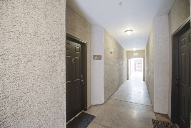 Building Photo - ASU Stay at Regatta Pointe!